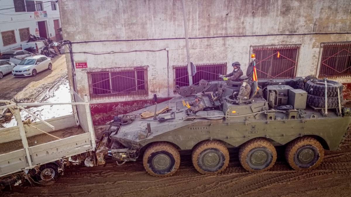 El medio 8x8 VCREC de la BRIPAC retirando un camión destrozado por la riada. (Foto: BRIPAC) El medio 8x8 VCREC de la BRIPAC retirando un camión destrozado por la riada. (Foto: BRIPAC)