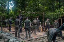 US Marines y soldados de la GDFy la TTDF aprenden t�cnicas de supervivencia en la Escuela de Entrenamiento Anfibio de la Selva. (Foto: USSOUTHCOM)