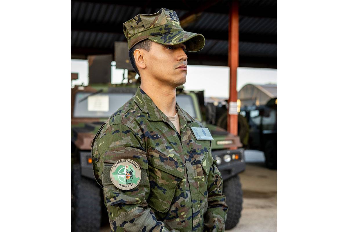 Primer plano de un profesional del TEAR con el nuevo uniforme de campaña pixelado boscoso, en la manga derecha lleva el parche de la FIMAR-R-I. (foto Tercio de Armada) Primer plano de un profesional del TEAR con el nuevo uniforme de campaña pixelado boscoso, en la manga derecha lleva el parche de la FIMAR-R-I. (foto Tercio de Armada)