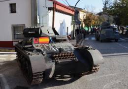 El Panzer I transitando por las calles de Navalagamella, detr�s el UNL-35. (foto Julio Ma�z Guti�rrez)