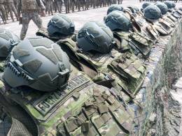 Los nuevos chalecos y cascos t�cticos listos para ser entregados. 