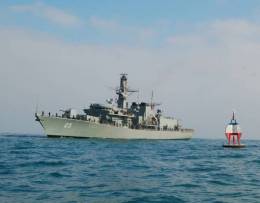 Fragata FF-05 "Almirante Cochrane" rindiendo honores a la boya Esmeralda (Javier Mu�oz)