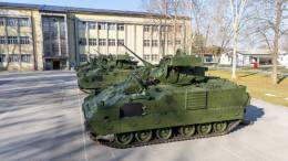 Los cuatro primeros M2A2 �Bradley� croatas, se aprecia en el costado el escudo del damero de Croacia. (foto Ministerio de Defensa de Croacia)