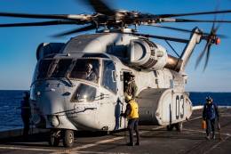 Uno de los nuevos CH-53K embarcado en un nav�o anfibio de la US Navy. (Foto USMC)