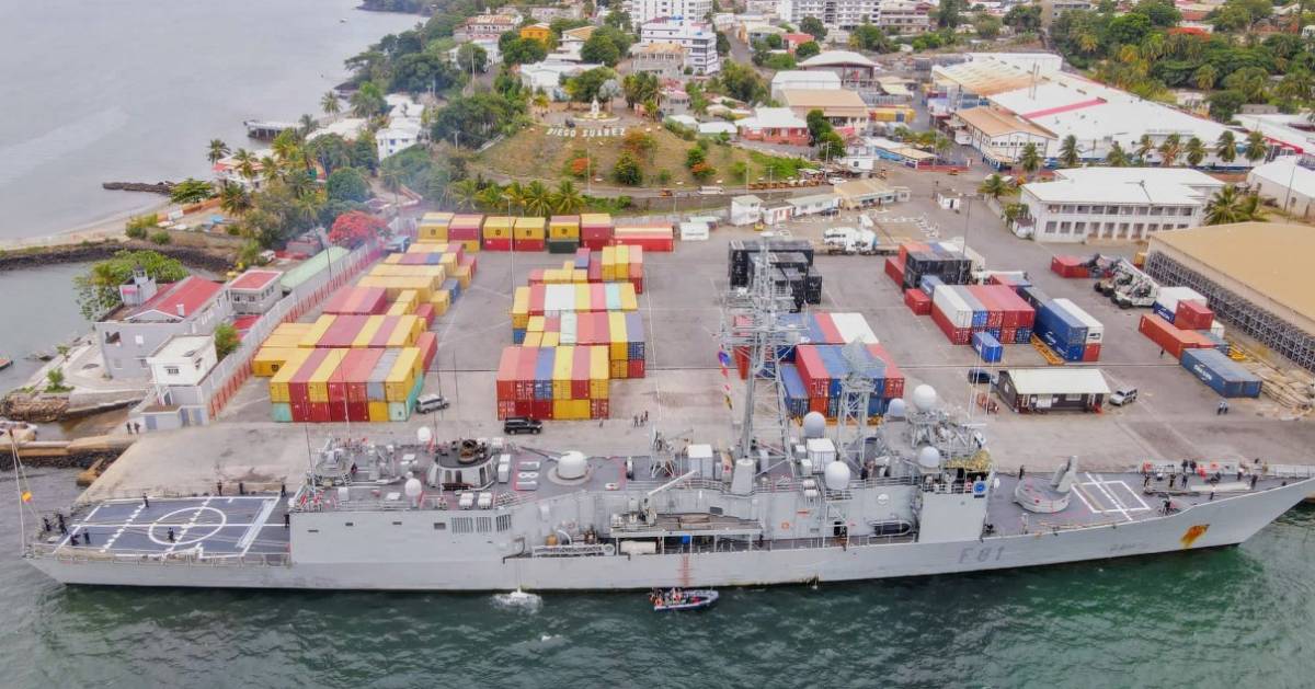 En esta toma se aprecian los contenedores en la superestructura (EMAD)