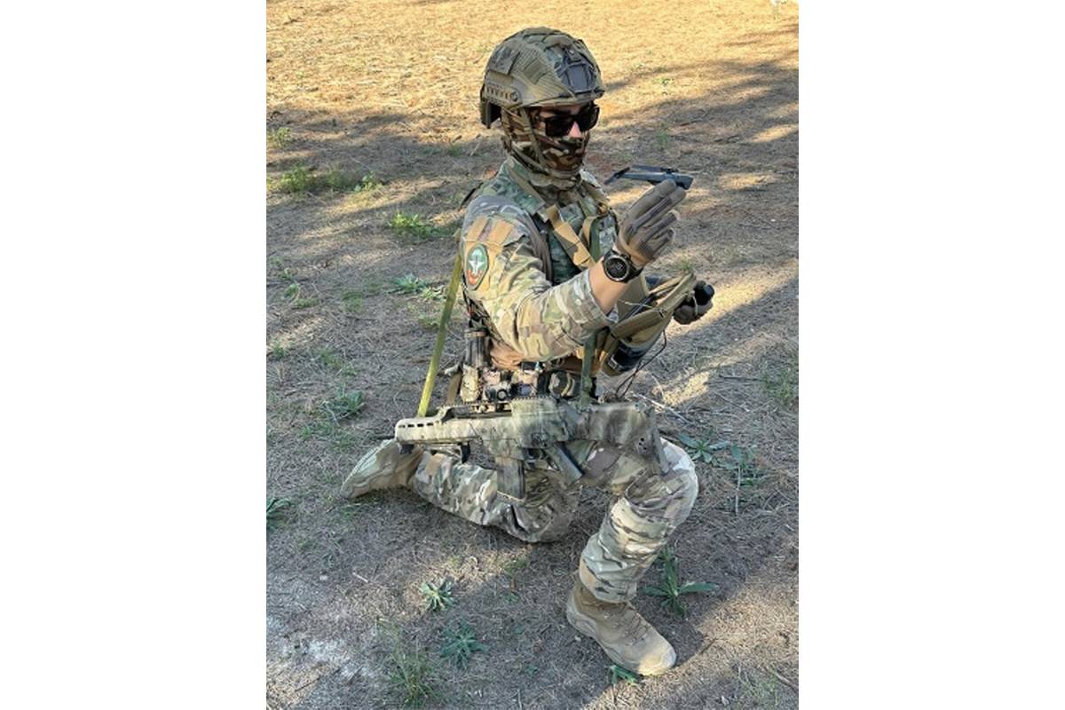 Un operador del EZAPAC lanzando a vuelo el Black Hornet 3. Un operador del EZAPAC lanzando a vuelo el Black Hornet 3.