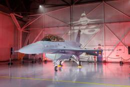 El primer F-16D Bloque 70 destinado a Bulgaria, durante la ceremonia de entrega en Greenville. (foto Ministerio de Defensa de Bulgaria)