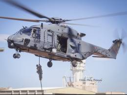 Un helic�ptero NH-90 del 803 Escuadr�n infiltrando mediante fast rope a un equipo de operaciones especiales del EZAPAC. (Esteban Maiza)