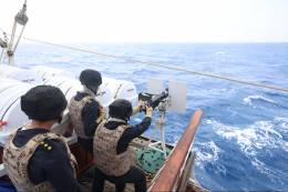 Infantes de marina hacen fuego con una ametralladora pesada Browning M-2 de 12,70 mm. (foto Armada)