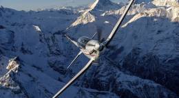 El prototipo del moderno PC-7 Mk.X fotografiado durante su presentaci�n, con los Alpes suizos de fondo. (Foto Pilatus)
