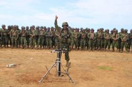 Alumnos del curso de ascenso a sargento segundo del Ej�rcito Ecuatoriano durante las pr�cticas con morteros.