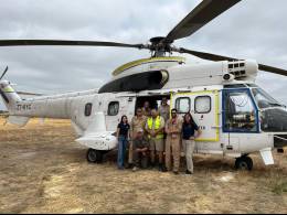 El helic�ptero S�per Puma y personal que participar� en la lucha contra los incendios forestales de la Patagonia Argentina. (Ecocopter+Helisul)