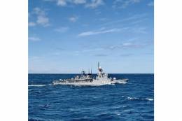 La corbeta �Abu Qir�, vista desde la fragata �Santa Maria�, navegando por el mar Rojo. (foto Armada espa�ola)