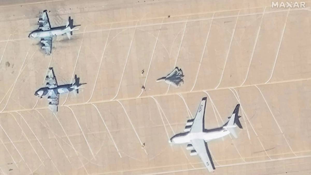 Imagen del Su-57 en Irán, a la izquierda se ven los dos P-3F iranies, y a la derecha el Il-76. (foto MAXAR) Imagen del Su-57 en Irán, a la izquierda se ven los dos P-3F iranies, y a la derecha el Il-76. (foto MAXAR)