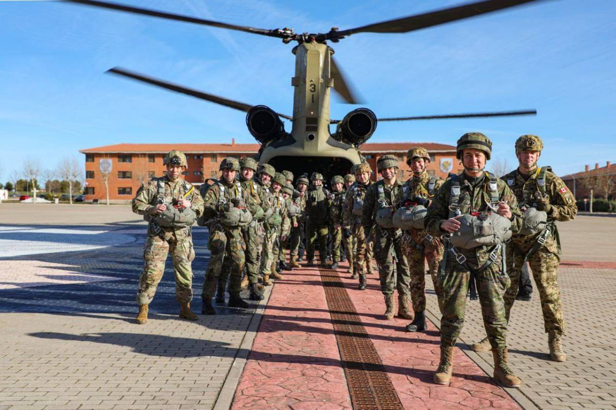 Los asistentes al AIACC en la plaza de armas de la base �Pr�ncipe� de la BRIPAC, frente al referido helic�ptero CH-47F, del que saltaron. (foto BRIPAC)
