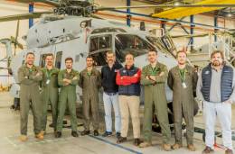 Los futuros pilotos de NH90 de la Armada, tras completar la fase te�rica en la sede de Airbus Helicopters Espa�a de Albacete. (foto FLOAN)
