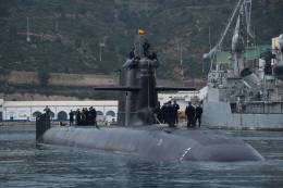 El submarino S-81 saliendo de su fosa del Arsenal de Cartagena, el pasado 8 de marzo. (Foto Armada)