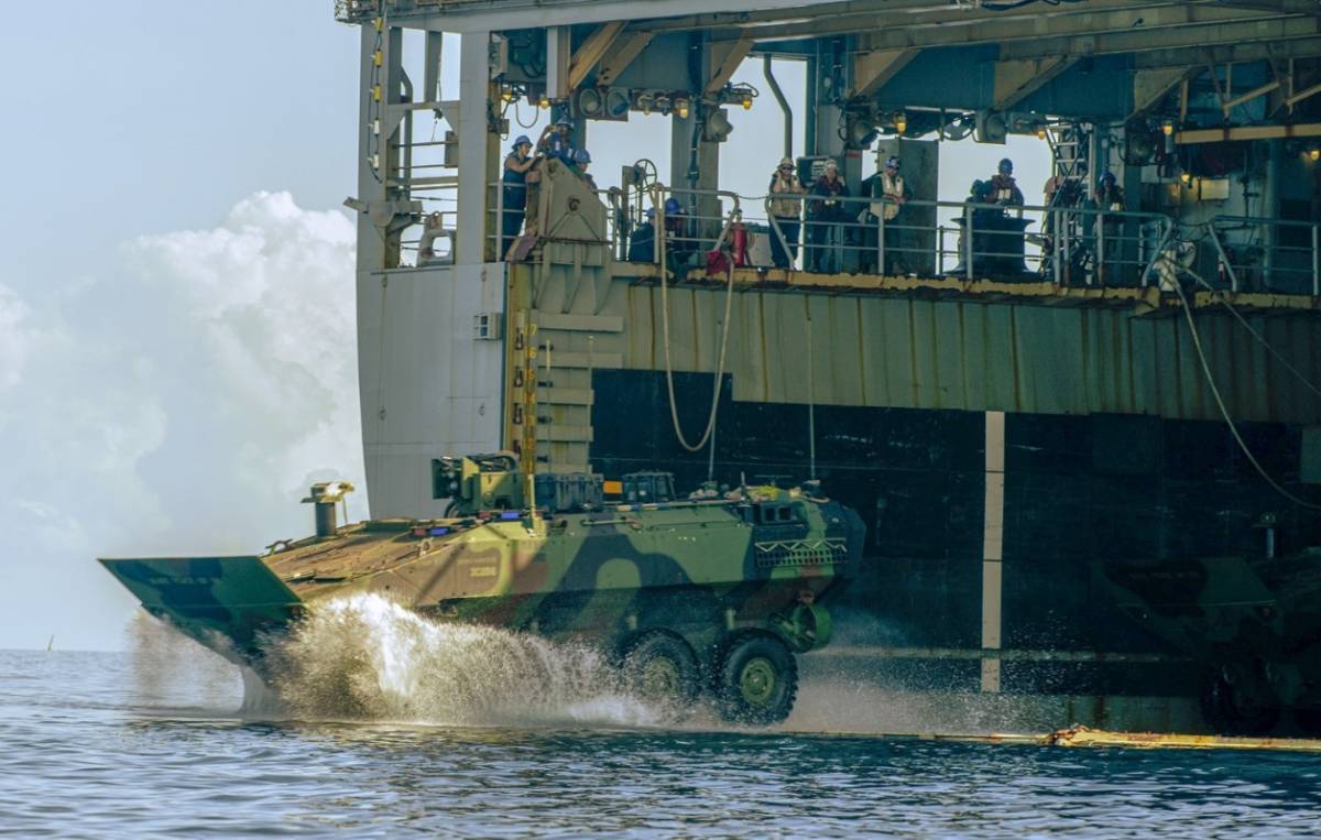 Uno de los ACV del USMC saliendo del dique USS �Harpers Ferry�. (foto USMC)