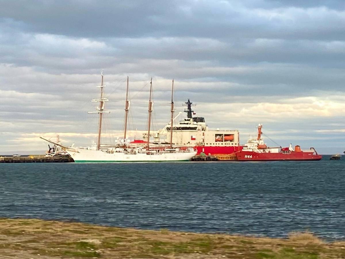 Buque escuela Juan Sebasti�n de Elcano junto al "Rompehielos" Almirante Viel de la Armada de Chile, en el Muelle Prat, Punta Arenas. (Cesar Quezada)