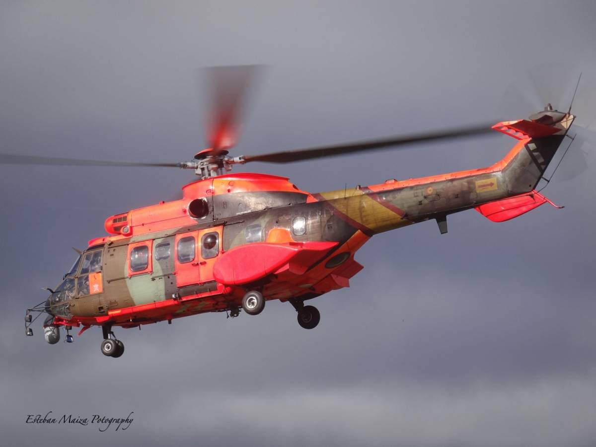 Un helic�ptero Cougar del BHELEME II utilizado en la lucha contra incendios forestales en Espa�a. (foto: Esteban Maiza)