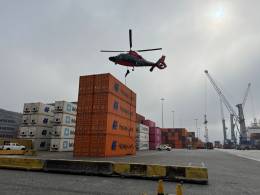 Miembros del Grupo de Respuesta Inmediata de la Armada de Chile descendiendo mediante fast rope del helic�ptero Dauphin. (foto: Aduana Chile)