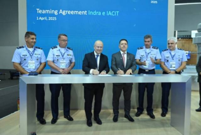 Luiz Teixeira, IACIT, y Pedro Rodrigues Veiga, Indra, rubrican el convenio. Luiz Teixeira, IACIT, y Pedro Rodrigues Veiga, Indra, rubrican el convenio.