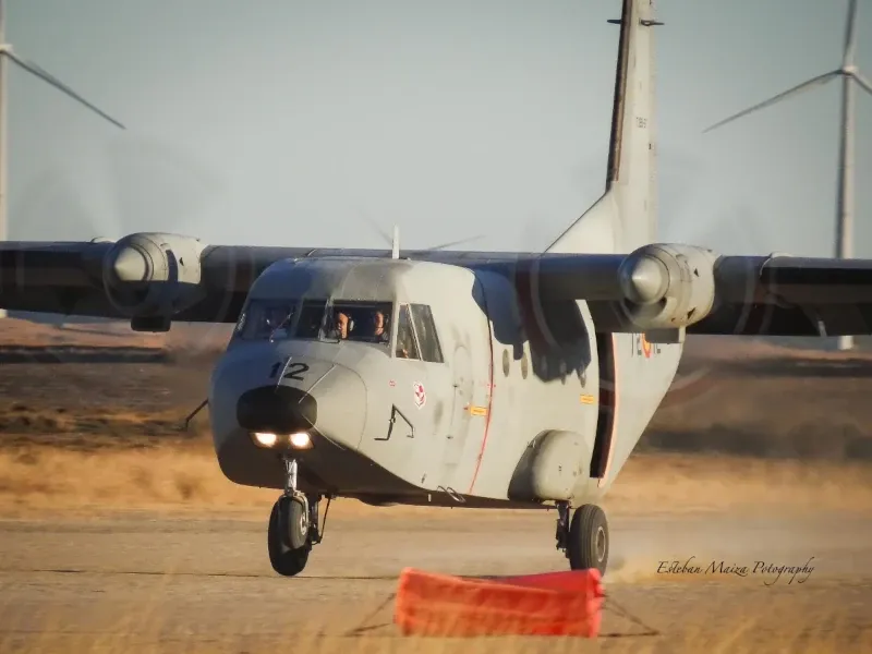 Un C212 Aviocar del Ala 37 ejecutando una toma de máximo esfuerzo en el aeródromo militar de Ablitas. Foto: Esteban Maiza. Un C212 Aviocar del Ala 37 ejecutando una toma de máximo esfuerzo en el aeródromo militar de Ablitas. Foto: Esteban Maiza.