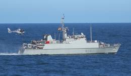 Un H135 realizando ejercicio de VOD, en el que simula evacuar una camilla de la cubierta del cazaminas �Duero�. (foto Armada espa�ola)