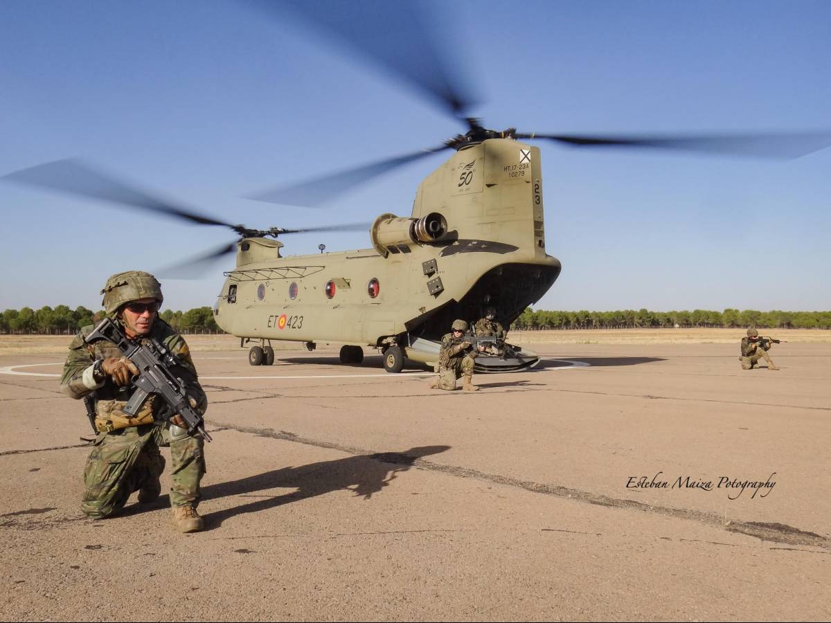 Tropas de la BRIPAC durante un ejercicio t�ctico con un helic�ptero Chinook del Ej�rcito de Tierra. (foto: Esteban Maiza)