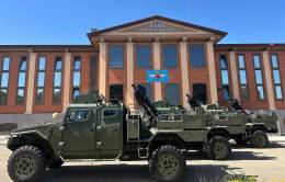 Los tres primeros morteros EIMOS del EADA, frente a un edificio de su sede en la base de Zaragoza. (foto EADA)