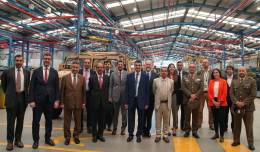 Las delegaciones durante la visita a la planta (UROVESA)