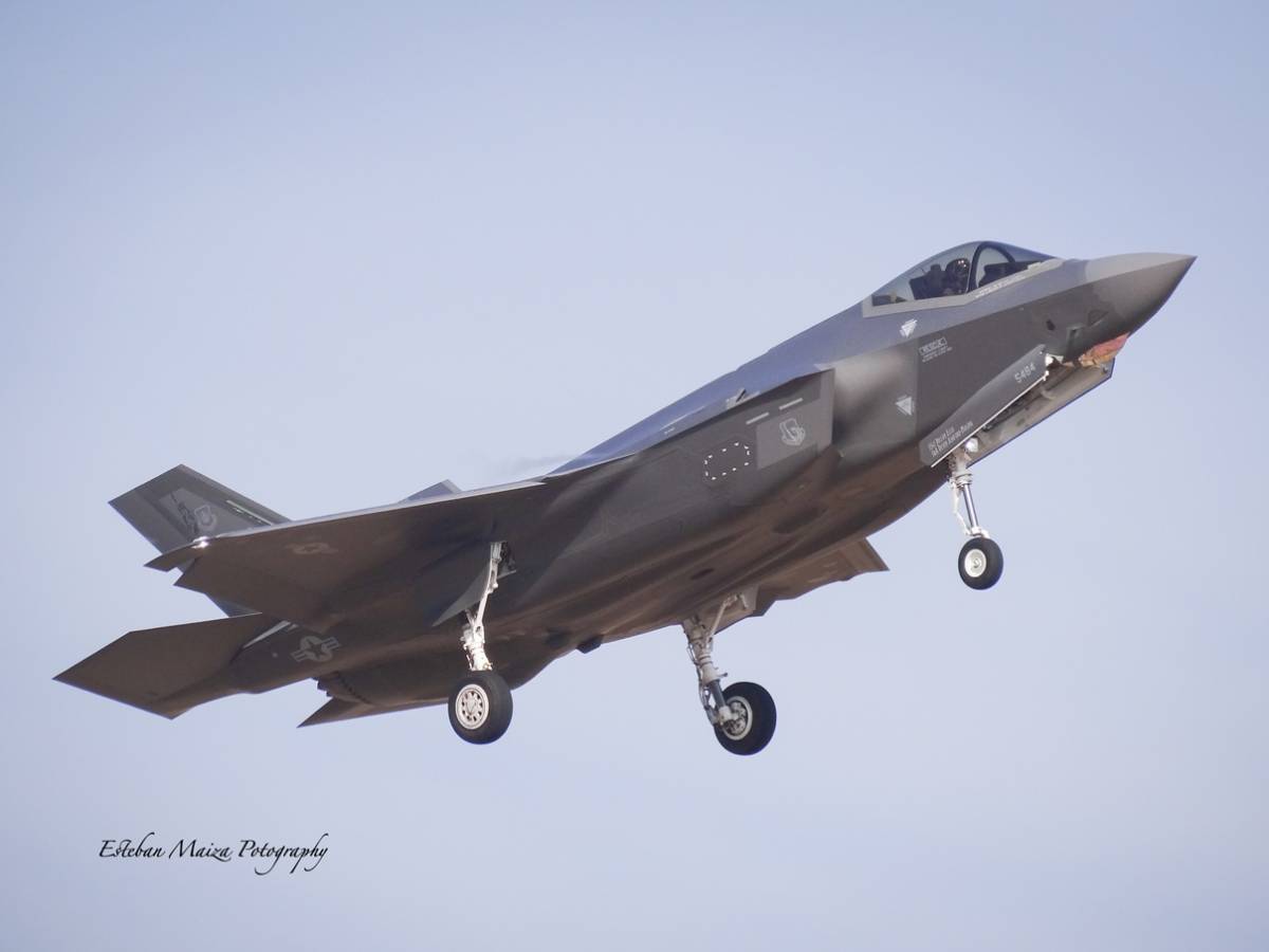 Un avi�n F-35 Lightning II de la Fuerza A�rea de Estados Unidos en aproximaci�n final para aterrizar. (foto: Esteban Maiza)