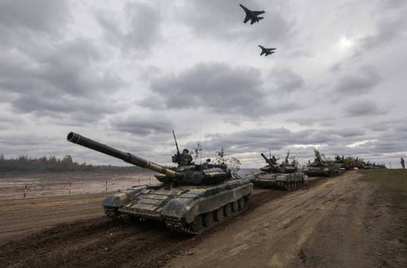 Carros de combate T-64 ucranianos sobrevolados por Su-27 de su Fuerza A�rea. (foto Ministerio de Defensa de Ucrania)