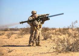 Un marine de Estados Unidos dispara un Stinger durante el entrenamiento. (foto USMC)