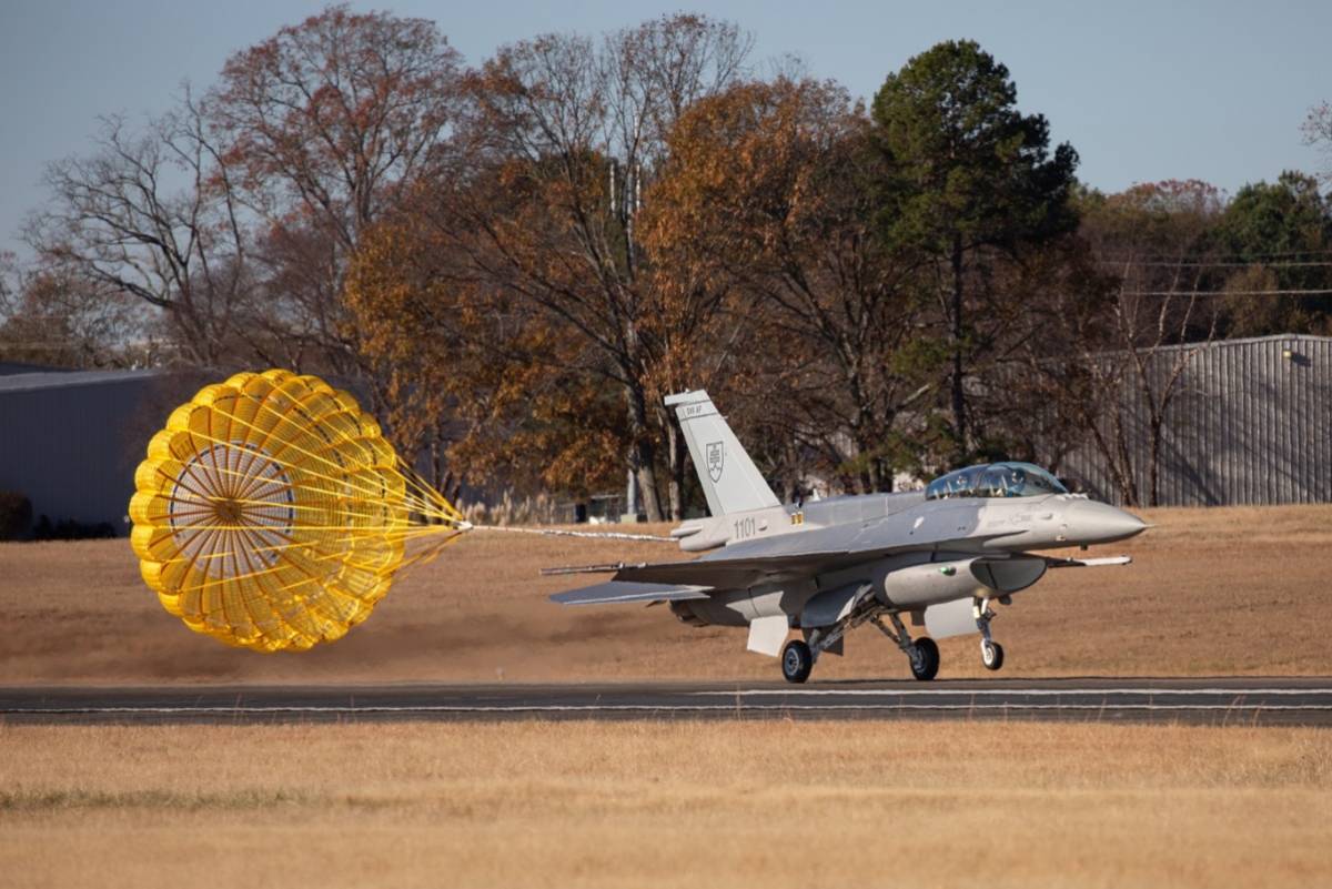 Uno de los F-16D “Viper” o bloque 70 de la Fuerza Aérea de Eslovaquia. (foto Lockheed Martin) Uno de los F-16D “Viper” o bloque 70 de la Fuerza Aérea de Eslovaquia. (foto Lockheed Martin)