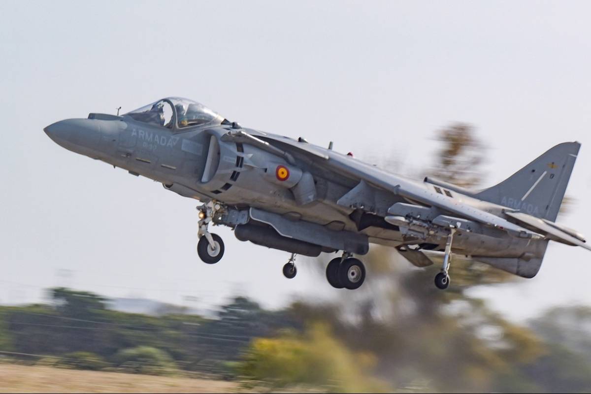 Momento del inicio del despegue de uno de los AV-8B “Harrier” II desde Rota camino de Zaragoza. (foto José Antonio Almarza) Momento del inicio del despegue de uno de los AV-8B “Harrier” II desde Rota camino de Zaragoza. (foto José Antonio Almarza)