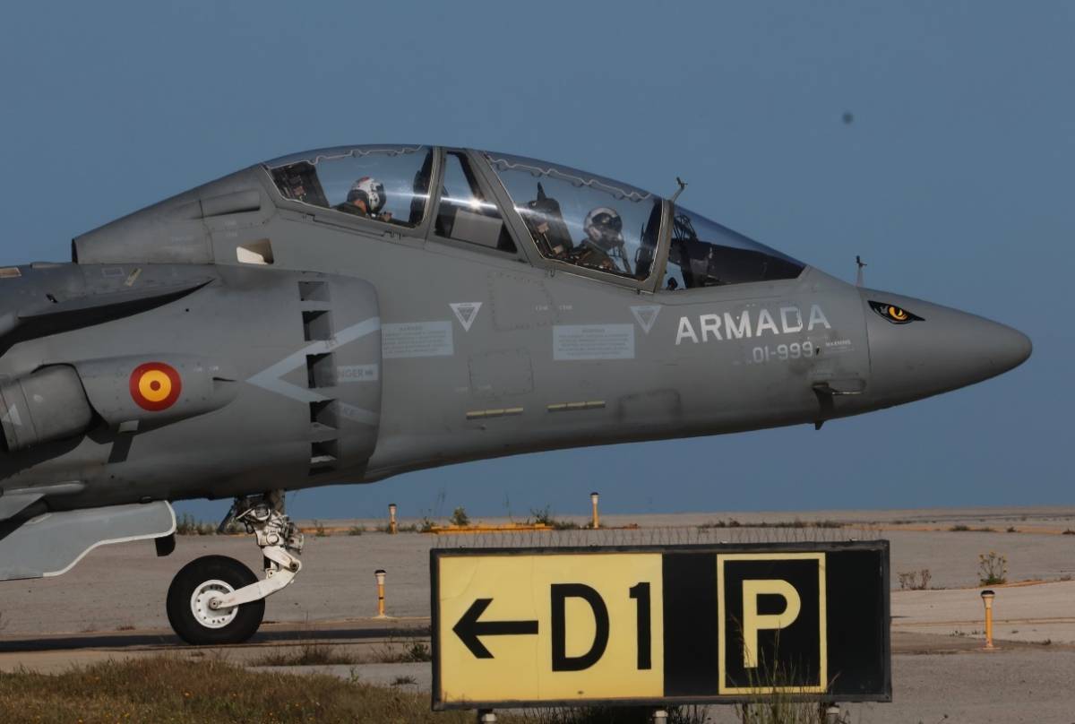 Parte delantera del único “Harrier” II biplaza de la Novena Escuadrilla, el TAV-8B con indicativo 01-999 carreteando en Rota. (foto Julio Maíz) Parte delantera del único “Harrier” II biplaza de la Novena Escuadrilla, el TAV-8B con indicativo 01-999 carreteando en Rota. (foto Julio Maíz)