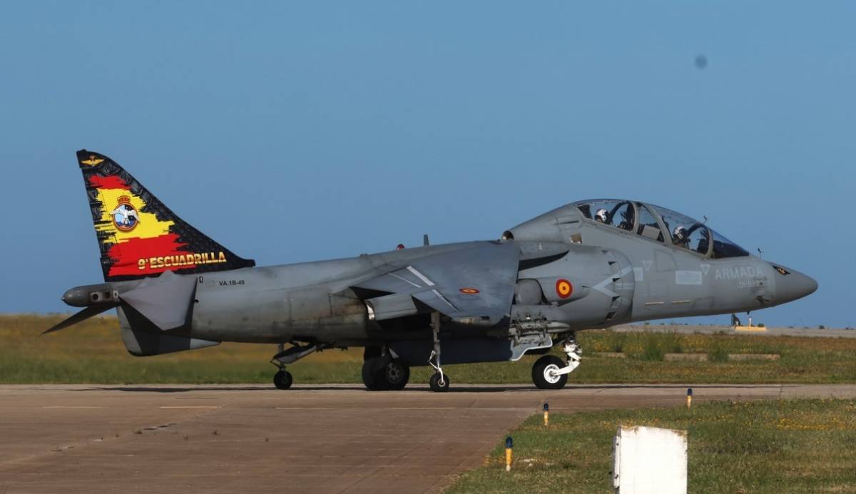 El único TAV-8B “Harrier” II de la Novena Escuadrilla camino de la pista de Rota. (foto Julio Maíz) El único TAV-8B “Harrier” II de la Novena Escuadrilla camino de la pista de Rota. (foto Julio Maíz)