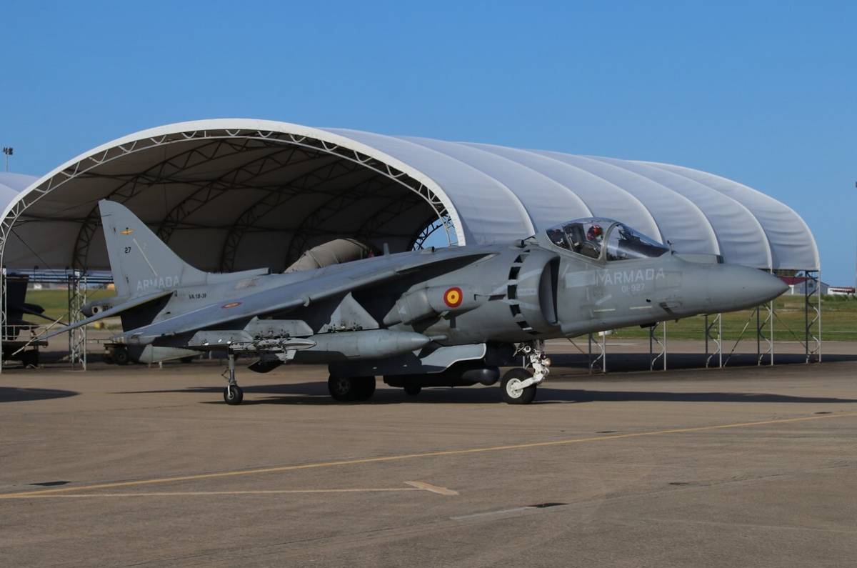 Uno de los AV-8B “Harrier” II saliendo de la zona de parking de la Novena Escuadrilla, en este ocasión lleva bajo el fuselaje el pod de designación de blancos modelo Northrop Grumman AN/AAQ-28(V) Litening. (foto Julio Maíz) Uno de los AV-8B “Harrier” II saliendo de la zona de parking de la Novena Escuadrilla, en este ocasión lleva bajo el fuselaje el pod de designación de blancos modelo Northrop Grumman AN/AAQ-28(V) Litening. (foto Julio Maíz)