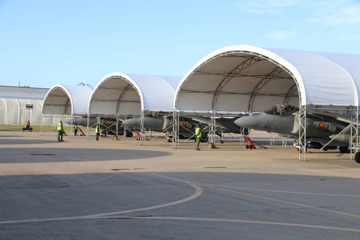 Tres de los “Harrier” II estacionados en su base de Rota, a la espera de empezar a rodar. (foto Julio Maíz). Tres de los “Harrier” II estacionados en su base de Rota, a la espera de empezar a rodar. (foto Julio Maíz).
