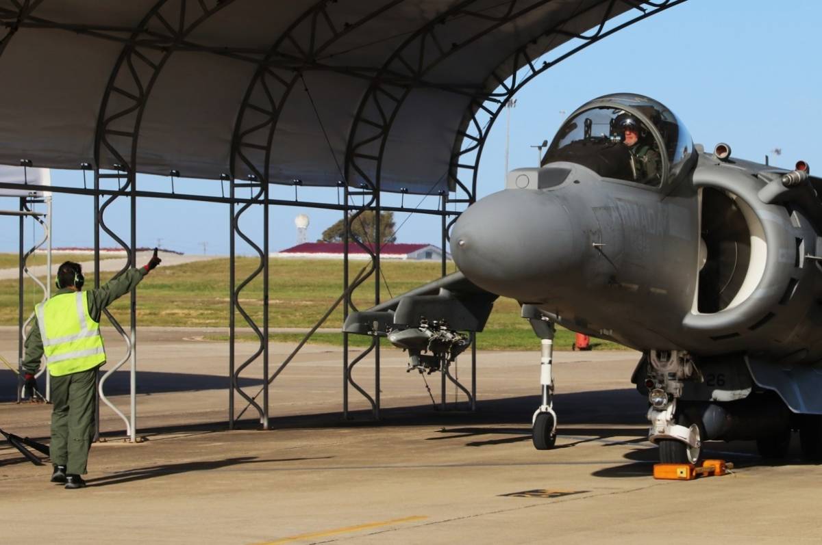 El denominado patrón da indicaciones al piloto antes de empezar a rodar su “Harrier” II. (foto Julio Maíz). El denominado patrón da indicaciones al piloto antes de empezar a rodar su “Harrier” II. (foto Julio Maíz).