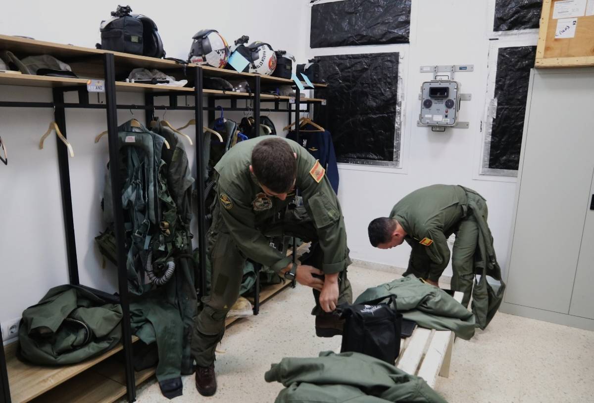 Dos de los pilotos de “Harrier” II se ponen sus equipos anti-G en las instalaciones de la Novena Escuadrilla sitas en la base naval de Rota. (foto Julio Maíz). Dos de los pilotos de “Harrier” II se ponen sus equipos anti-G en las instalaciones de la Novena Escuadrilla sitas en la base naval de Rota. (foto Julio Maíz).