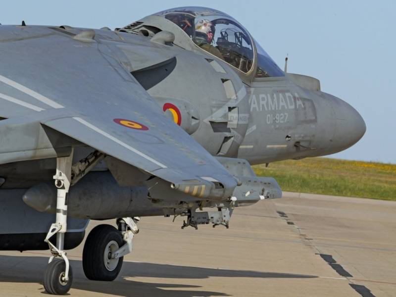 Detalle de uno de los AV-8B+ mientras carreteaba hacía la pista de la base naval de Rota. (foto José Antonio Almarza) Detalle de uno de los AV-8B+ mientras carreteaba hacía la pista de la base naval de Rota. (foto José Antonio Almarza)