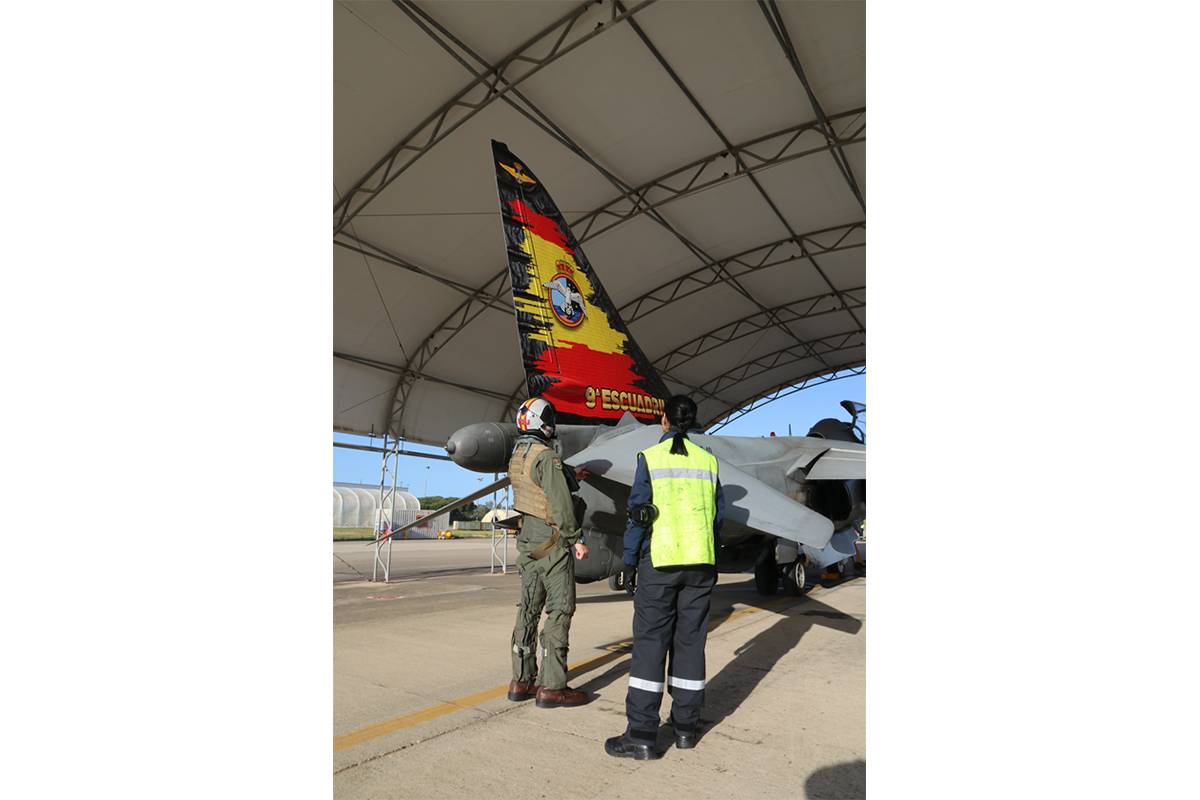 El piloto del bliplaza revisa, junto a la patrón, la aeronave TAV-8B antes de despegar camino de Zaragoza. (foto José Antonio Almarza) El piloto del bliplaza revisa, junto a la patrón, la aeronave TAV-8B antes de despegar camino de Zaragoza. (foto José Antonio Almarza)