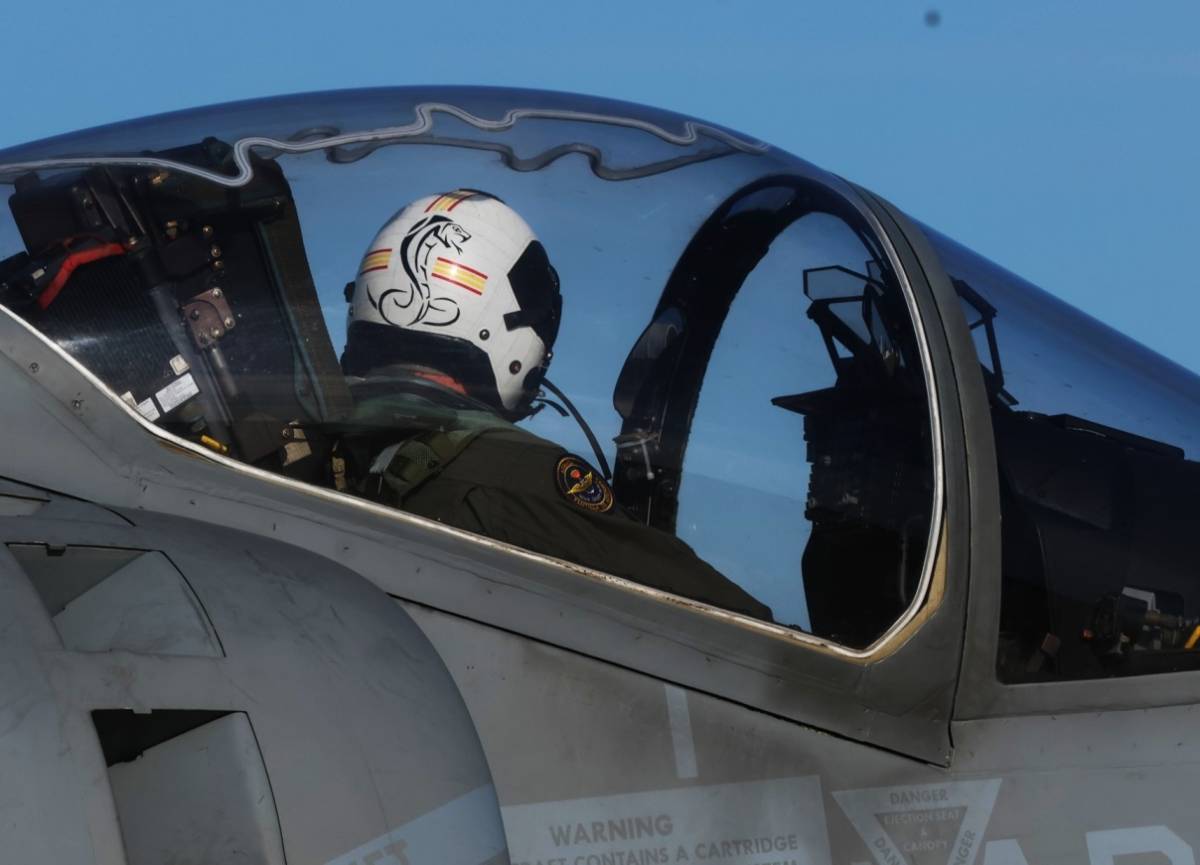 La mayoría de los cascos de vuelo de los pilotos de la Novena Escuadrilla están decorados con una magnificas decoraciones, en las que predominan las cobras, código radio de sus aparatos. (foto Julio Maíz) La mayoría de los cascos de vuelo de los pilotos de la Novena Escuadrilla están decorados con una magnificas decoraciones, en las que predominan las cobras, código radio de sus aparatos. (foto Julio Maíz)