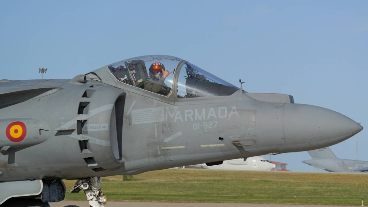 El piloto de este AV-8B+ de la Novena Escuadrilla nos hace con la mano el saludo típico de los aviadores y moteros. (foto José Antonio Almarza) El piloto de este AV-8B+ de la Novena Escuadrilla nos hace con la mano el saludo típico de los aviadores y moteros. (foto José Antonio Almarza)