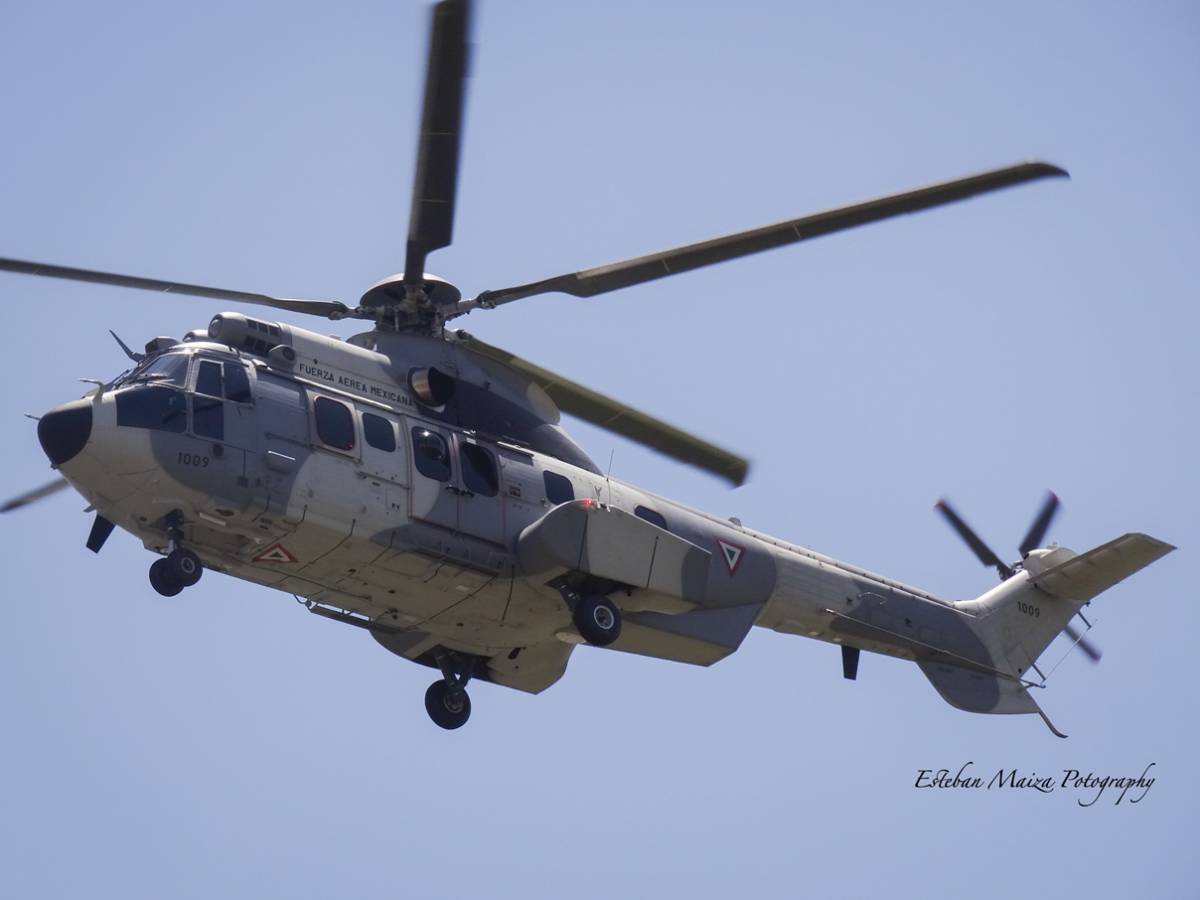 El helicóptero Cougar de la Fuerza Aérea Mexicana matrícula 1009, derribado meses después, volando en el día de su entrega a la FAM. (foto: Esteban Maiza El helicóptero Cougar de la Fuerza Aérea Mexicana matrícula 1009, derribado meses después, volando en el día de su entrega a la FAM. (foto: Esteban Maiza