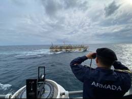 Fiscalizaci�n de la Armada de Chile a buques pesqueros internacionales en el Estrecho de Magallanes en a�os anteriores. (foto: Armada de Chile)