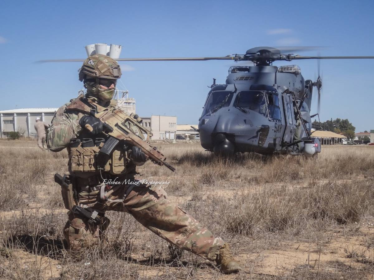 Un operador del EZAPAC asegurando la zona de aterrizaje de un helicptero NH90 Lobo del Ejrcito del Aire y del Espacio. (foto: Esteban Maiza)