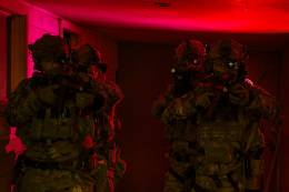 Fuerzas especiales del Ej�rcito de Chile durante un ejercicio nocturno. (foto. Ej�rcito de Chile)